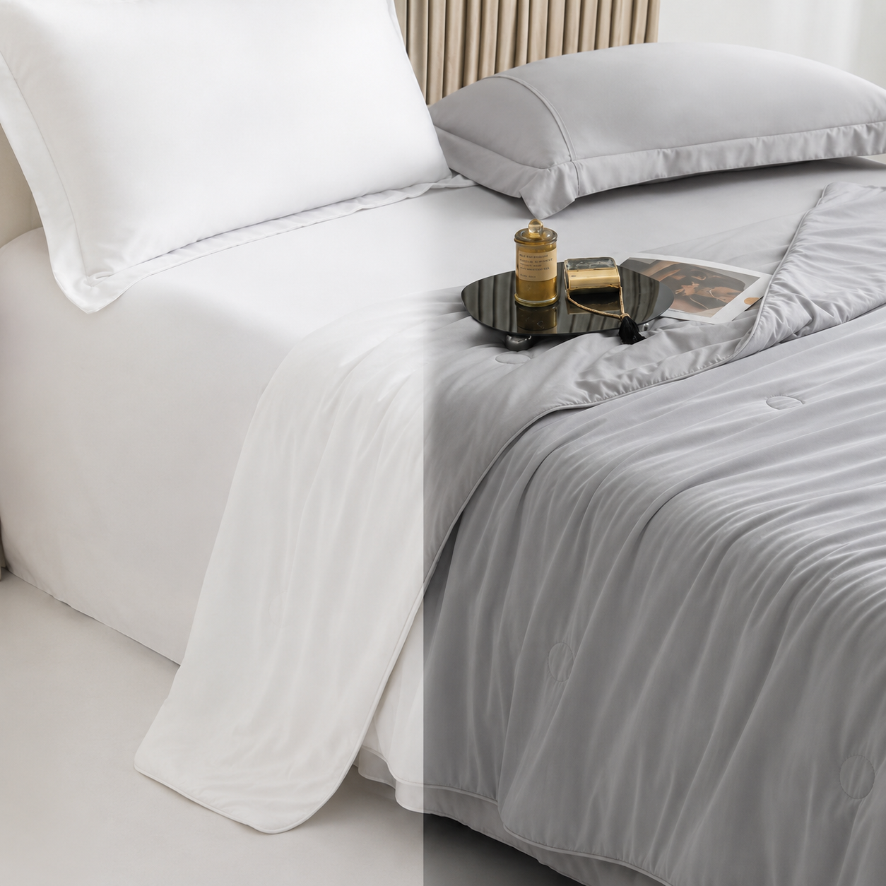 Helles Schlafzimmer mit pastellblauer Sommerdecke auf weißem Bett